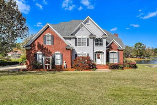 Lakefront Home for Families and Groups - Private Pool, BBQ, Paddle, Fishing