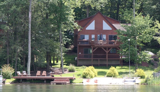 Lakefront, pontoon boat, hot tub ,Game Room, Fire pit, huge deck, kayaks