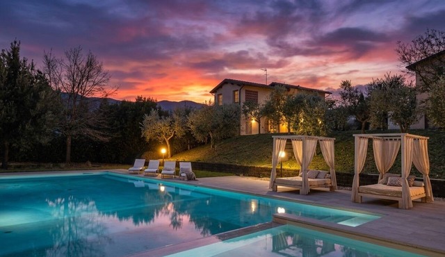 Large and beautiful villa with swimming pool in the Tuscan hills