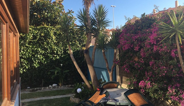 Large and charming house next to Playa de Los Lances (with garden and parking).