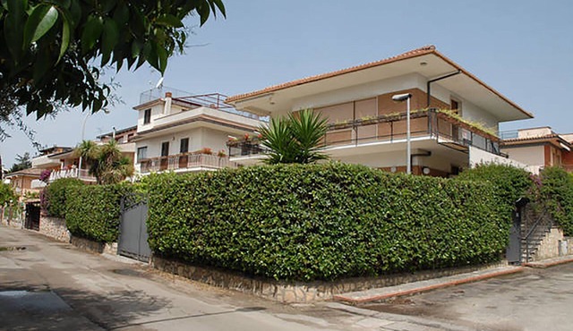 Large apartment for 8 people. in the house Fiorita 2nd floor 10min walk to the sea