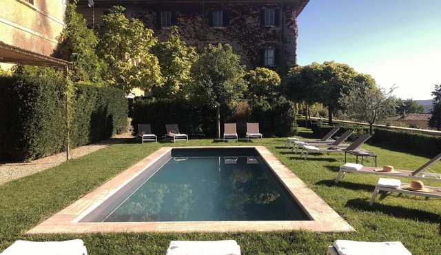 Large beautiful villa in Tuscan Hills of Chianti, Stunning gardens w large pool