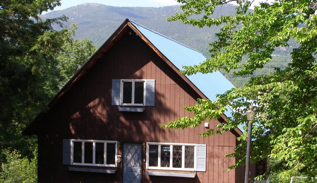 Large chalet with private hot tub and great views close to North Conway town