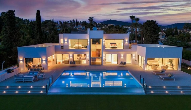 LARGE MODERN VILLA WITH HEATABLE INFINITY POOL AND 7 BEDROOMS