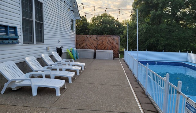 Large Private Home close to Bourbon Trail!/POOL/Free Firewood/Parks/Close to I65