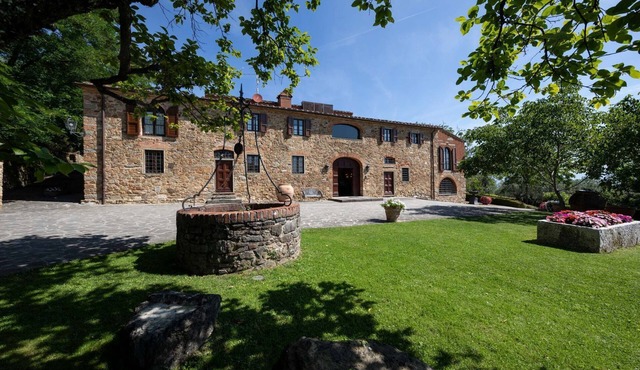 Large villa for 14 to rent near Florence