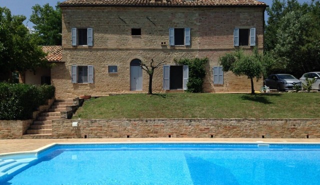 Light & spacious, ancient Farmhouse, w large 12m pool, privacy & stunning views!