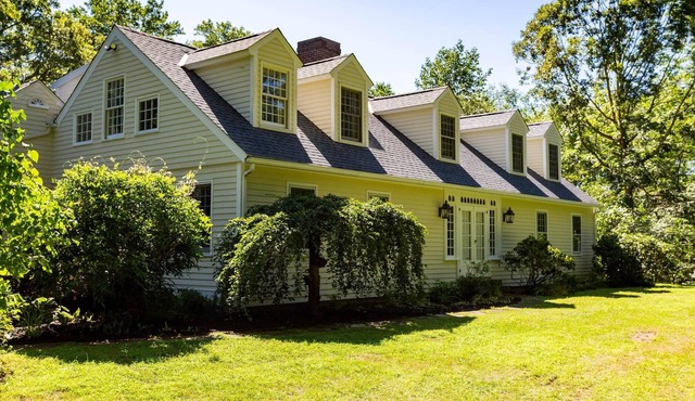 LITCHFIELD CHARM! Sleeps 10, spacious country home for family gatherings.