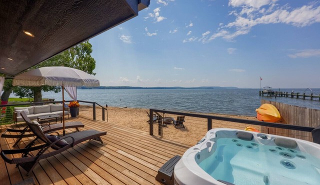 Long Beach Cottage, (romantic couple’s getaway)
