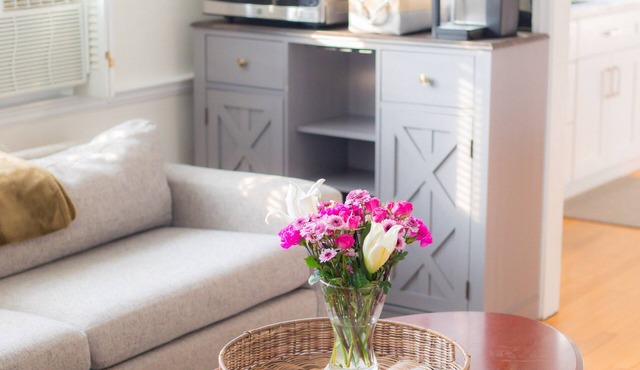 Lordship Charmer HAS IT ALL! Comfortable stay, accessible, family friendly!