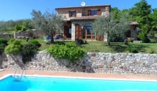 Lovely villa with pool near Todi and Orvieto. Ideal for families and larg groups