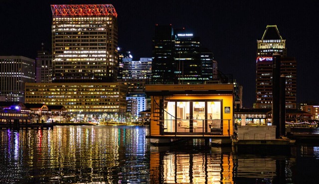 Luxe Houseboat: Breathtaking Skyline 360 Views