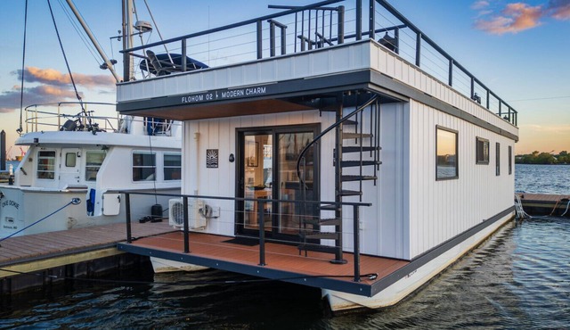 Luxe Houseboat with Epic 360 Views of Baltimore Harbor