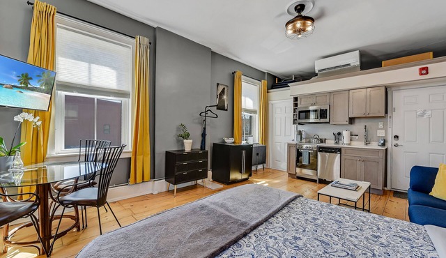 Luxe Studio 2 on Main Street- Luxury Steam Shower, Kitchen