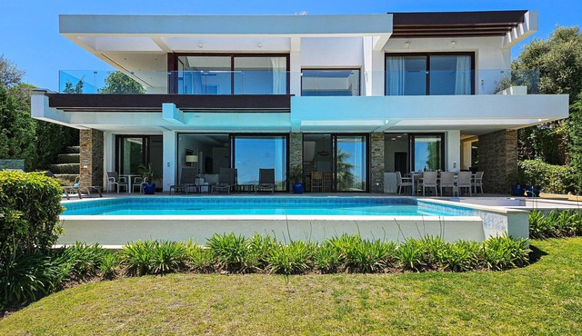 Luxurious Frontline Golf Villa with infinity pool and sea-view
