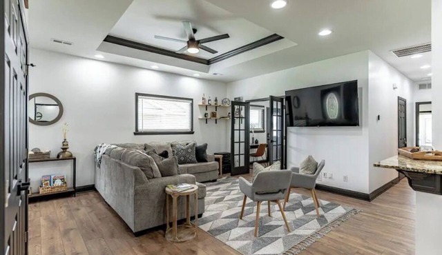 ✸ Luxurious, Modern 3 BR only 1.8mi from Etown Sports Park ✸