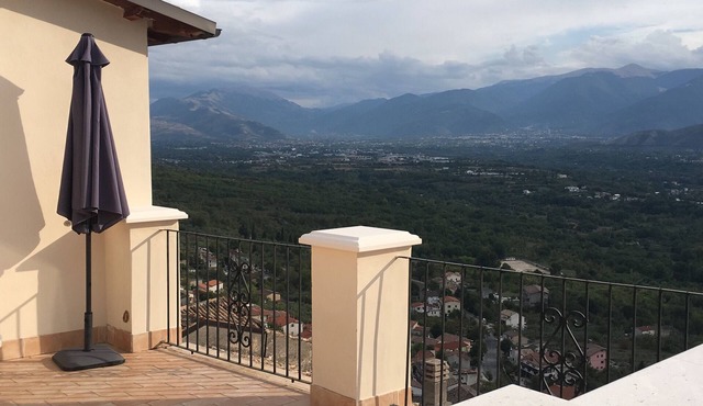Luxury 4 bed Hillside Retreat in Roccacasale