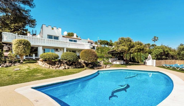 Luxury 5-Bedroom Villa Gardens Heated Pool, Jacuzzi & Sea Views – Estepona