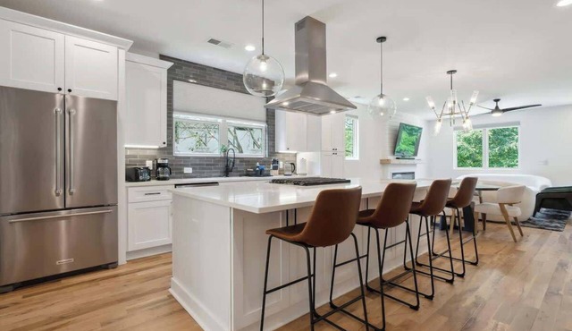 Luxury Build - King Beds - Minutes to Uptown