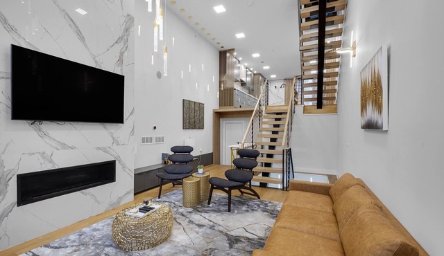 Luxury Downtown Mansion! Garage Parking! Roofdeck!