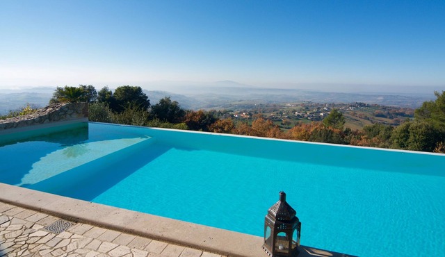 Luxury property with infinity pool and stunning views -10 ospiti