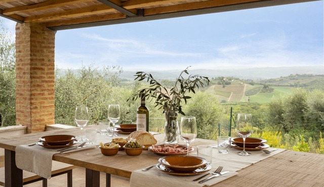 Luxury romantic cottage with a hot tub by San Gimignano