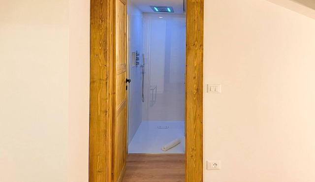 Luxury Room with emotional shower and chromotherapy - 2min from Hospital and GdF