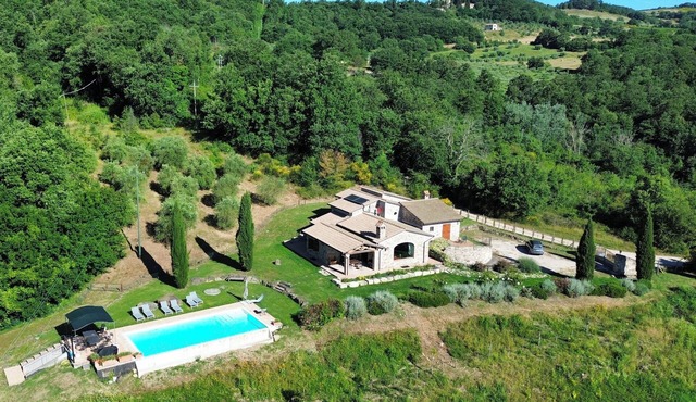 Luxury traditional Villa & private infinity pool. Stunning views of Todi. Piano
