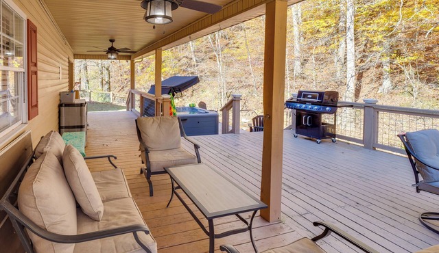 Lyles Peaceful Creekside Home: Hot Tub & Fire Pit