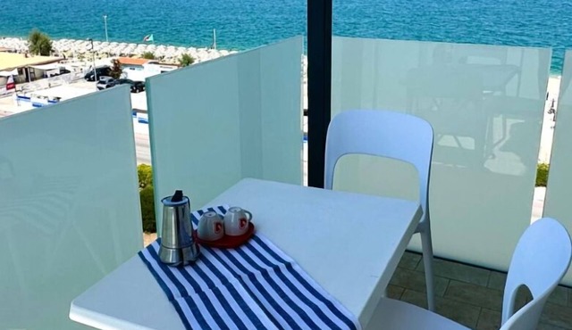 M413 - Marcelli, four-room beachfront apartment with view and private beach