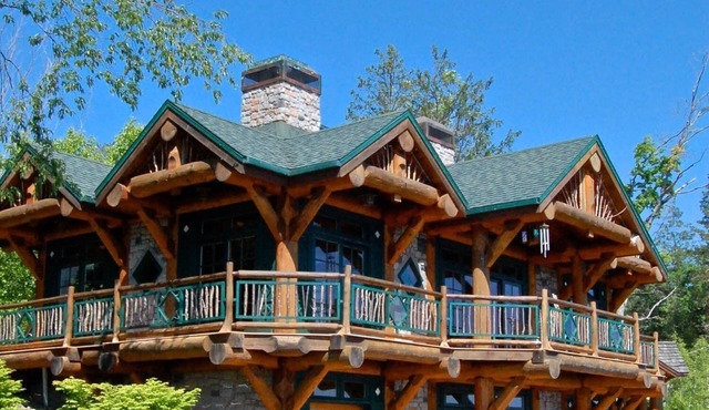 Mansion on lake with hot tub & stunning views.