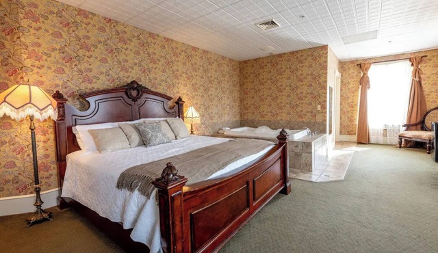 Mark Twain Room - Big Tree Inn - In-Room Jacuzzi
