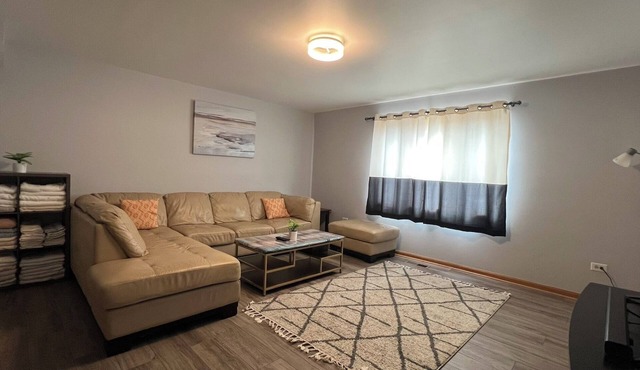 Marvelous 4-bedroom townhome with Free Parking in vibrant Chicago