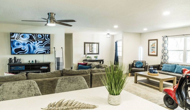 Mayfair Forrest Retreat ! Come and Enjoy our Clean and Spacious home sleeps 18!