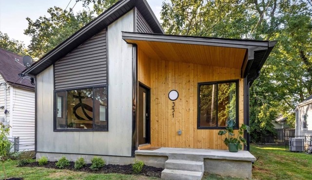 Mid-Century 3 BR In Heart of Downtown Lex