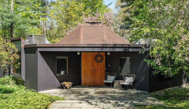 Mid-Century Seclusion: An Architectural Marvel w/Hot Tub