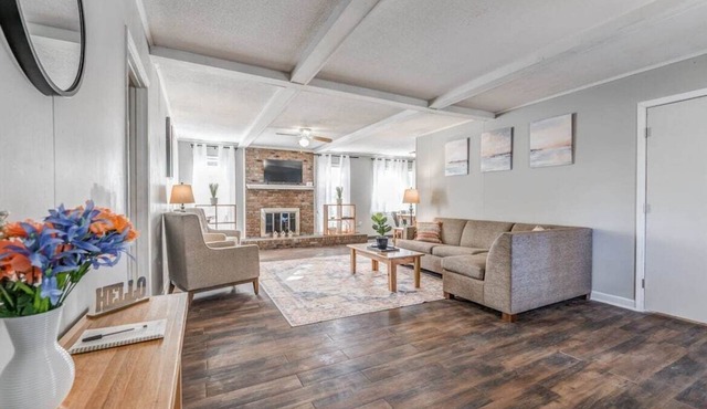Mins from Parks, Hiking, & Dining- Brick Bungalow