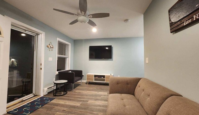 Minutes to Walnut Beach, newly renovated 3 bedroom home