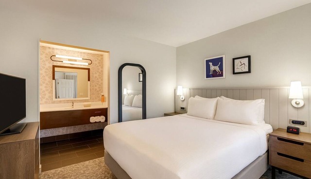 Modern 2 Queen Unit with Kitchen, Fitness Center, Near 49ers Museum!