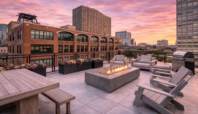 Modern 2BR South Loop Gem Near McCormick Place, Navy Pier, & Adler Planetarium