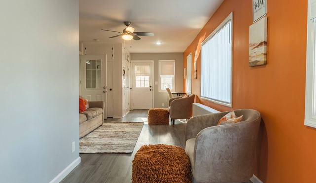 Modern ~ 3 Bedroom House ~ Sleeps 8 ~ 11 mins to Hartford