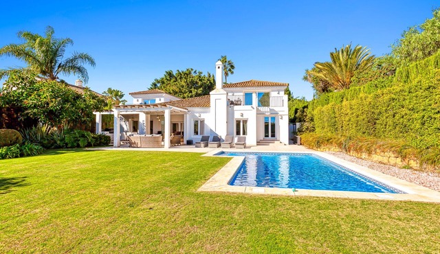 Modern 4 bedroom villa with beautiful garden, private pool close to golf courses