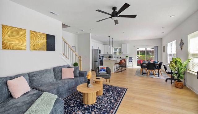 Modern 4BR Home/Hot Tub Game Room Fenced