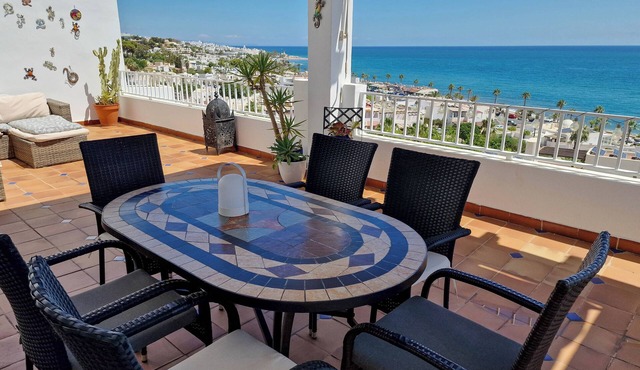 Modern apartment for 4 people with stunning sea views and pool