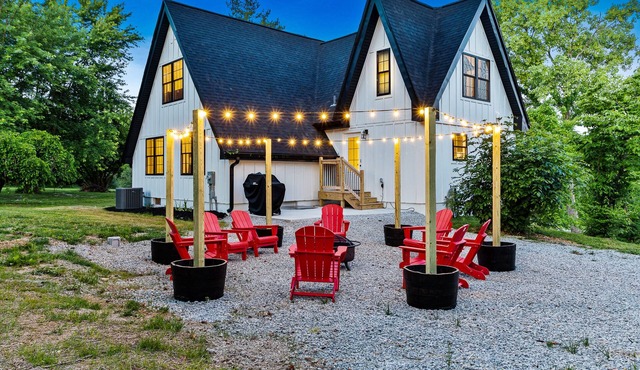 MODERN BOURBON A FRAME, HOT TUB, FIREPIT, GAMES, CLOSE TO LOUISVILLE, SLEEPS 14