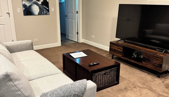 Modern Luxury 1bd-1ba - Heart of City: Close to Highway 90 & 94