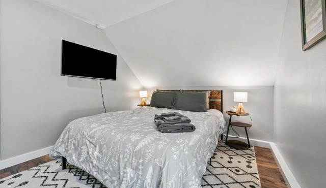 Modern Pet Friendly Apt Hiking Touring Studio