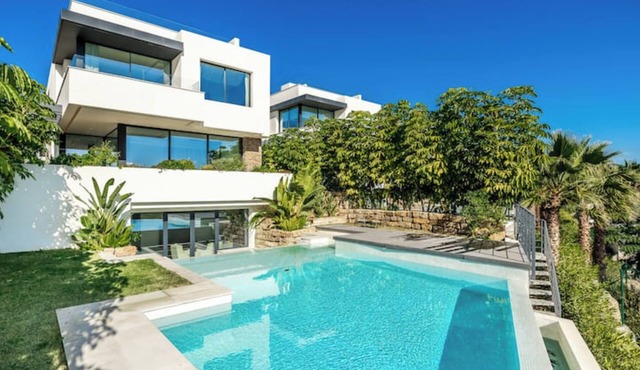 Modern villa: pool, terrace and close to the golf course