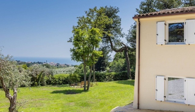 Modern villa with sea views in Sirolo, just 10 minutes from the beautiful beaches of Conero