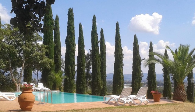 Montecarlo, 1.5 acres, private pool, walk to restaurants. WIFI Close Lucca